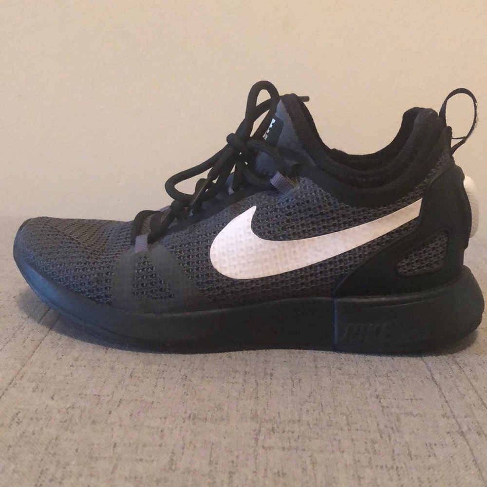 Women’s Nike Duel Racer sneaker